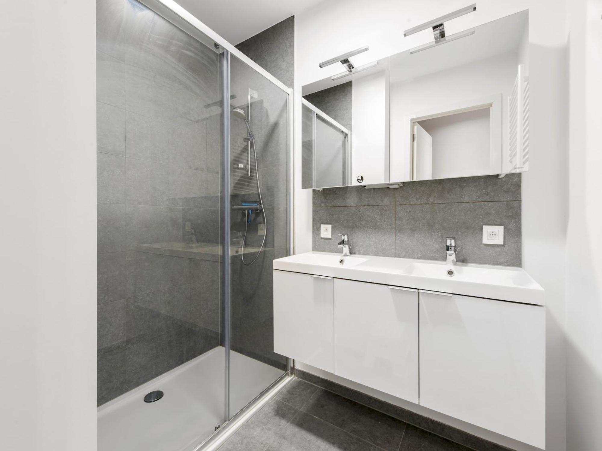 Apartment In Belgium Near Seawall & Church, Cleaning Included Appartement